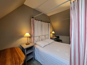 a small bedroom with a bed and a table at Gîte de charme en Berry avec jardin privatif, idéal pour randonnées et observation des oiseaux - FR-1-591-184 in Rosnay