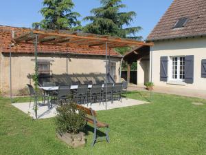 a table and chairs in the backyard of a house at Gîte spacieux en pleine nature avec grand jardin, activités extérieures, proche sites historiques et commerces - FR-1-591-185 in Sarzay