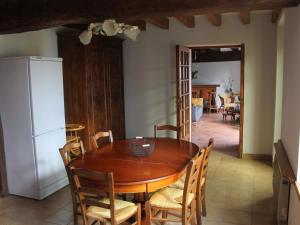 cocina y comedor con mesa de madera y sillas en Gîte Sarzay, 5 pièces, 12 personnes - FR-1-591-185, en Sarzay