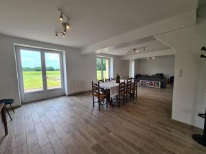 Posezení v ubytování Maison calme avec jardin et terrasse, proche Châteauroux, 3 chambres, 3 salles de bain, parking inclus - FR-1-591-359 + 22 fotografií