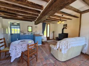 Posedenie v ubytovaní Gîte charmant en Berry avec terrasse, jardin, parking et chauffage inclus - FR-1-591-364