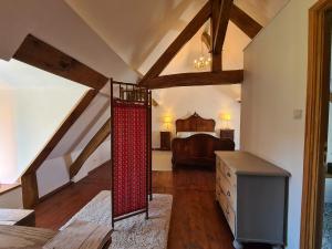 Posteľ alebo postele v izbe v ubytovaní Gîte charmant en Berry avec terrasse, jardin, parking et chauffage inclus - FR-1-591-364