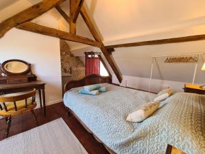 Posteľ alebo postele v izbe v ubytovaní Gîte charmant en Berry avec terrasse, jardin, parking et chauffage inclus - FR-1-591-364