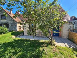 Vonkajšia záhrada v ubytovaní Gîte charmant en Berry avec terrasse, jardin, parking et chauffage inclus - FR-1-591-364