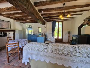 Televízia a/alebo spoločenská miestnosť v ubytovaní Gîte charmant en Berry avec terrasse, jardin, parking et chauffage inclus - FR-1-591-364