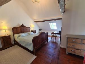 Posteľ alebo postele v izbe v ubytovaní Gîte charmant en Berry avec terrasse, jardin, parking et chauffage inclus - FR-1-591-364