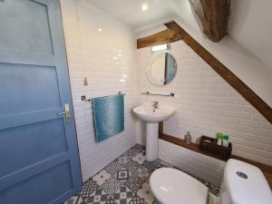 Kúpeľňa v ubytovaní Gîte charmant en Berry avec terrasse, jardin, parking et chauffage inclus - FR-1-591-364