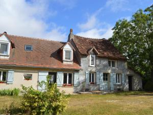 an old white house with a brown roof at Charmante Longère avec Terrasse et Piscine Chauffée, proche châteaux et zoo, en pleine nature - FR-1-591-240 in Saint-Lactencin