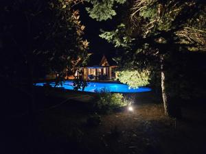una casa con piscina por la noche en Gîte Châteauroux, 2 pièces, 4 personnes - FR-1-591-550, en Châteauroux