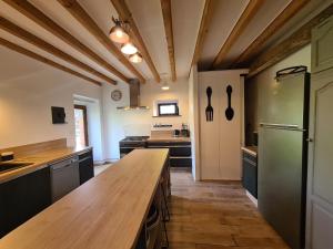 eine Küche mit einer hölzernen Arbeitsplatte in einem Zimmer in der Unterkunft Gîte Vigoulant, 5 pièces, 11 personnes - FR-1-591-333 in Vigoulant