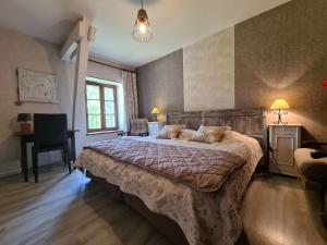 Postel nebo postele na pokoji v ubytování Fermette au calme avec piscine, jardin et étang de pêche - FR-1-591-333