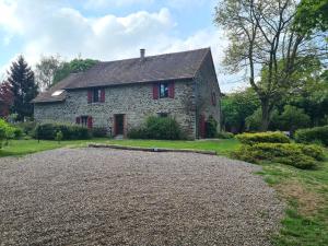 Zahrada ubytování Fermette au calme avec piscine, jardin et étang de pêche - FR-1-591-333