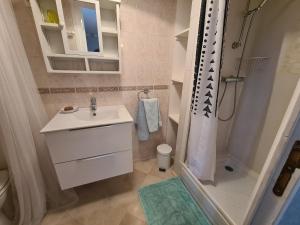 Koupelna v ubytování Fermette au calme avec piscine, jardin et étang de pêche - FR-1-591-333 + 27 fotografií