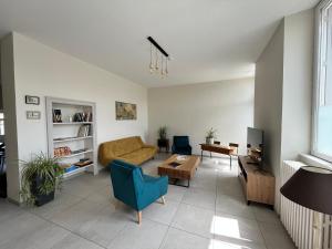 a living room with a couch and a table at École rénovée avec terrasse, 3 chambres, draps, ménage et chauffage inclus - FR-1-591-344 in Paudy