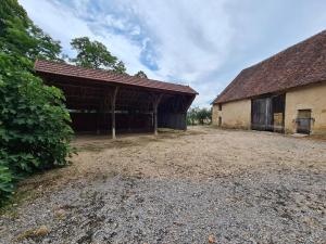 eine alte Scheune mit einem Dach auf einem Feldfeld in der Unterkunft Gîte Verneuil-sur-Igneraie, 3 pièces, 5 personnes - FR-1-591-368 