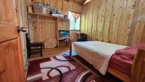 a bedroom with a bed in a wooden cabin at Hospedajes Richie Eco Camp in Providencia +114 photos
