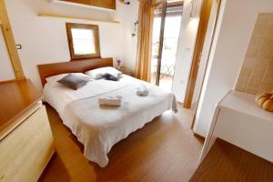 ein Schlafzimmer mit einem Bett mit zwei Tabletts drauf in der Unterkunft Apartments with a parking space Gornji Picudo, Umag - 22354 in Umag
