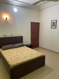 ein Schlafzimmer mit einem Bett in einem Zimmer in der Unterkunft Timba chic-villa in Abomey-Calavi