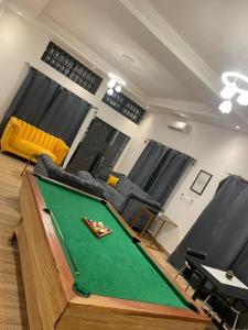 a room with a pool table in a room at Timba chic-villa in Abomey-Calavi