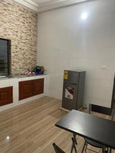 una cucina con tavolo e frigorifero in una camera di Timba chic-villa ad Abomey-Calavi