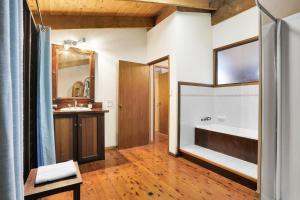 Postel nebo postele na pokoji v ubytování Kuranda Rainforest Chalet + 21 fotografií