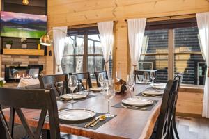 Gallery image of SmokiesBoutiqueCabins would love to host you at our NEW cabin! 3 King Suites, Indoor Pool, Game Room, Lounge with 75" TV! Close to Dollywood and the Parkway! in Pigeon Forge +55 photos