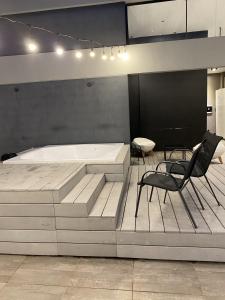 a bedroom with a large bed and two chairs at Andén 7 3/5 in Salta