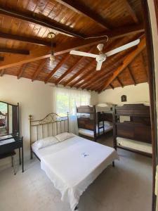 1 dormitorio con 1 cama y ventilador de techo en Hermosa Finca en Doradal en Doradal