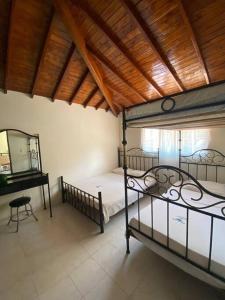1 dormitorio con cama, mesa y espejo en Hermosa Finca en Doradal en Doradal
