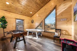 Gallery image of SmokiesBoutiqueCabins would love to host you at our NEW cabin! 3 King Suites, Indoor Pool, Game Room, Lounge with 75" TV! Close to Dollywood and the Parkway! in Pigeon Forge