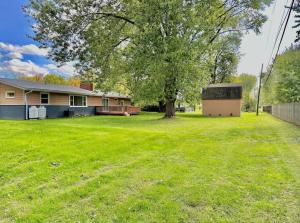 un patio con una casa y un árbol en Charming Spacious Get Away, en Shelbyville