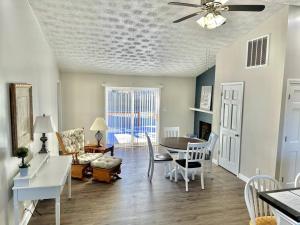 Una sala de estar con una mesa y un comedor. en Charming Spacious Get Away, en Shelbyville