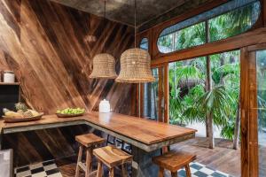 Taman di luar Casa Moksha