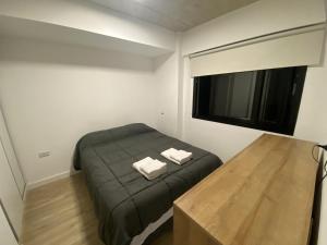 a small room with a bed and a wooden table at Andén 7 3/5 in Salta