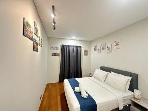 a bedroom with a large bed with white sheets and pillows at Sky Suites KL City Center in Kuala Lumpur