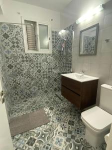 uma casa de banho com um lavatório e um WC em Central Pool-Side 2 Bedroom Apartment in Paphos em Pafos