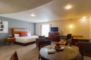 Postel nebo postele na pokoji v ubytování Real Inn Guadalajara Expo