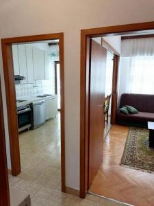 Habitación con cocina y sala de estar. en Apartments by the sea Kastel Gomilica, Kastela - 22370, en Kaštela