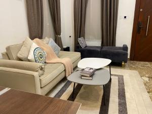 sala de estar con sofá y mesa en MainOne en Lagos