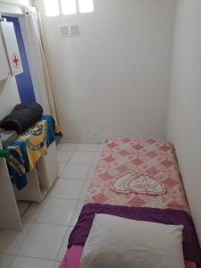 Habitación pequeña con cama en habitación en Apart Dos Leones Temporario en Trelew