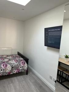 Un pat sau paturi într-o cameră la Modern Studio flat with free parking
