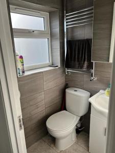 Baño pequeño con aseo y lavamanos en Modern Studio flat with free parking, en Langley Marish