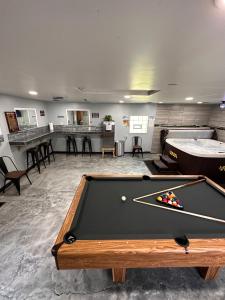 - une table de ping-pong dans une pièce avec un billard dans l'établissement Adults Only vacation rental with Hot tub- NO PARTIES, à Detroit