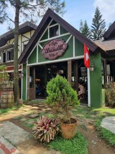 un ristorante con un albero di fronte a un edificio di Staycation @ Crosswinds Tagaytay a Tagaytay