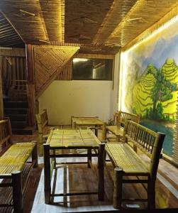 een leeg restaurant met houten tafels en banken bij Hill House in Mai Chau