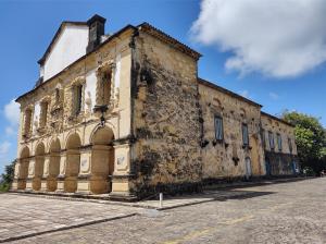 an old building on the side of a street at Casa em Ponto de Lucena in Lucena
