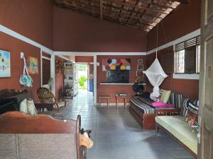 a living room with red walls and a couch at Casa em Ponto de Lucena in Lucena