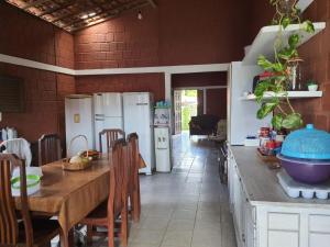 Casa em Ponto de Lucena في لوسينا: مطبخ مع طاولة خشبية واجهزة بيضاء