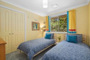 Un pat sau paturi într-o cameră la Tree Tops Woodford