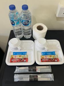 - un plateau avec 2 bouteilles d'eau et du papier toilette dans l'établissement Captain Budget Guesthouse กัปตันเกสต์เฮาส์, à Koh Lipe